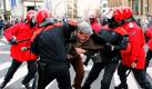 Beamte der baskischen Autonomiepolizei Ertzaintza nehmen im nordspanischen Bilbao einen Demonstranten fest. Nationalistische Vereinigungen hatten zu einem Ein-Tages-Streik aufgerufen, der sich gegen die Rentenreform im Baskenland, in Navarra, Galizien und Katalonien richtet. Foto: dpa