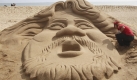 A South Korean sand artist Chun Byung-il works on his sand figure featuring Japanese actor Koji Yakusho during the PIFF on the beach in Busan, South Korea, Friday, Oct. 9, 2009. One of Asia's top film festivals opened Thursday by taking a lighthearted look at the South Korean presidency.(AP Photo/Ahn Young-joon) Foto: ap