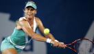 Die Russin Elena Dementieva spielt den Ball zurück an ihre Gegenspielerin Dinara Safina. Das Zusammentreffen fand im Rahmen des International Tennis Tournament in Sydney statt. Elena Dementiva gewann das Spiel mit 6:2 und 6:3. Foto: ap