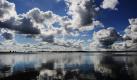 Wolken ziehen über die Insel Reims vor der Insel Rügen hinweg. Ein Mix aus Sonne und Wolken bei Temperaturen um die 20 Grad bringt das Wetter nach Vorhersagen der Wetterdienste für den Norden in den kommenden Tagen.  Foto: dpa
