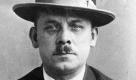 Der als gemeingefährlich diagnostizierte, geisteskranke Serienmörder Fritz Haarmann hat in den 20er Jahren in Hannover mindestens 24 Menschen getötet (undatiertes Archivfoto). Durch das unglaubliche Ausmaß an Brutalität und Grausamkeit ist der Kriminalfall Haarmann in die Kriminalgeschichte eingegangen. In einem Comic wird jetzt die Geschichte des Massenmörders auf 192 Seiten dargestellt. Foto: Polizeigeschichtliche Sammlung Niedersachsen dpa/lni (Nur s/w - zu lni-KORR.: 'Massenmörder Haarmann treibt sein Unwesen im Comic' vom 20.10.2010)(Achtung Redaktionen: Nur zur redaktionellen Verwendung bei vollständiger Nennung der Quelle 'Polizeigeschichtliche Sammlung Niedersachsen') Foto: dpa