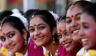 Indische Schulmädchen in traditionellen Gewändern warten im Sportlerdorf der Commonwealth Games in Neu Delhi in Indien darauf, während einer Flaggenzeremonie ihre Aufführung beginnen zu können. Foto: dapd