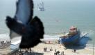 Ein Spezialschiff versucht vor der Nordseeinsel Borkum, das gestrandete Frachtschiff Nordland I vom Strand zu ziehen. Die Nordland I war Anfang Februar bei einer Sturmflut vom Wind an Land gedrückt worden. Das rund 200 Tonnen schwere Schiff sollte ursprünglich in 40 bis 50 Teile zerschnitten und in Emden verschrottet werden.  Foto: dpa
