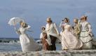 Die feine Lübecker Gesellschaft am Strand von Travemünde. Mit einem Budget von 16 Millionen Euro verfilmte Heinrich Breloer den Roman Die Buddenbrooks von Thomas Mann fürs Kino. Foto: Bavaria Film GmbH/Stefan Falke