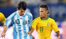 Argentiniens Weltfußballer Lionel Messi (l) trifft auf Brasilien-Star Neymar. Foto: Stringer Foto: dpa