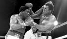 Vor genau 30 Jahren stand er das letzte Mal im Ring. Bereits gezeichnet von der Parkinson-Krankheit wollte es Muhammad Ali gegen den Jamaikaner Trevor Berbick noch einmal wissen. Doch aus dem «Drama von Bahama» wurde das «Trauma von Bahama». Foto: dapd