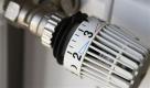 ARCHIV - Ein Thermostatventil an einer Heizung, fotografiert am 9. Juni 2008 in einem Haushalt in Bremen.Mitten in der Heizperiode beginnen die Gaspreise in Deutschland wieder zu steigen. Nach Berechnungen des unabhaengigen Verbraucherportals Verivox wird sich der Durchschnittspreis fuer Gas im Januar von 5,93 auf 5,95 Cent je Kilowattstunde erhoehen. (AP Photo/Joerg Sarbach)  --- FILE - A thermostatic valve is pictured on a radiator in a house in Bremen, Germany, on June 9, 2008.(AP Photo/Joerg Sarbach) Foto: ap