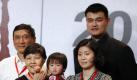 Yao Ming (r) gibt in Shanghai inmitten seiner Familie offiziell seinen Rücktritt bekannt. Foto: dpa