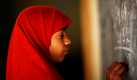 Ein Mädchen in ihrer Schule im pakistanischen Qutbal. Die pakistanischen Privatschulen haben einen erheblichen Zulauf verzeichnet. Die Alternative in Pakistan sind staatliche Bildungseinrichtungen mit religiöser Ausrichtung. Foto: ap