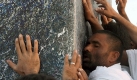 Muslim pilgrims clamour to touch stone at Jabal al-Rahmah on the plains of Arafat outside the holy city of Mecca on 07 December 2008. Around three million Muslims began the Hajj pilgrimage on Saturday, heading to a tent camp in Mecca to follow the route taken by the Prophet Mohammad 14 centuries ago. EPA/JAMAL NASRALLAH +++(c) dpa - Bildfunk+++
pixel Foto: dpa