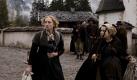 Ein Tiroler Bergdorf um 1813. Seit dem Tod ihres Mannes lebt Rosa Koelbl (Brigitte Hobmeier, links) mit ihrer jüngeren Schwester Anna (Pippa Galli) in bescheidenen Verhältnissen und verdient sich ihren Lebensunterhalt als Hebamme.  Foto: ZDF/Christian Hartmann