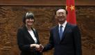Swiss Foreign Minister Micheline Calmy-Rey, left, shakes hands with her Chinese counterpart Yang Jiechi before a meeting at the Ministry of Foreign Affairs in Beijing, China, Tuesday, June 29, 2010. (AP Photo/Ng Han Guan)

 Foto: ap