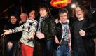Die Musiker Jürgen Drews (3. von links) und die Mitglieder der Band Puhdys, (von links) Klaus Scharfschwerdt, Peter Eingehängt Meyer, Dieter Maschine Birr, Dieter Quaster Hertrampf und Peter Bimbo Rasym, werben in Berlin für ihren Song Hey wir woll'n die Eisbären sehen. Das Lied ist bereits seit 14 Jahren vor jedem Heimspiel die Hymne der Deutschen Eishockey-Liga. Foto: dpa