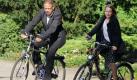 Jürgen Suhr, der Spitzenkandidat von Bündnis90/Die Grünen für die Landtagswahlen in Mecklenburg-Vorpommern, kommt am Sonntag (04.09.2011) mit dem Fahrrad zur Kindertagesstätte 'Brunnenaue' in Stralsund zur Stimmabgabe, neben ihm fährt Tochter Nele-Marie. Die Grünen treten traditionell mit einer Doppelspitze zur Wahl an. Zur Landtagswahl in Mecklenburg-Vorpommern sind 1,39 Millionen Wahlberechtigte zur Stimmabgabe aufgerufen. Foto: Bernd Wüstneck dpa/lmv +++(c) dpa - Bildfunk+++ 
 Foto: dpa