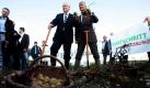 Bundeswirtschaftsminister Rainer Brüderle (links) und der Vorstandsvorsitzende von BASF, Jürgen Hambrecht, halten auf dem Genkartoffel-Acker in Zepkow Kartoffeln der Sorte Amflora in die Höhe. Auf dem Acker hat symbolisch die Ernte der Kartoffelsorte begonnen. Von der 14 Hektar großen Fläche sollen in den nächsten beiden Tagen insgesamt 300 Tonnen Kartoffeln geerntet werden. Der Chemiekonzern BASF hatte im April die Pflanzkartoffel in die Erde bringen lassen. Wie in den Vorwochen protestierten Gentechnikgegner gegen den Anbau der Kartoffelsorte. Foto: dpa