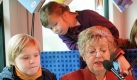 Die Schauspielerin Marie-Luise Marjan liest im Rahmen des deutschen Vorlesetags in einem Lesezug, der durch das Ruhrgebiert fährt. Am Freitagmorgen hat in zahlreichen Kindergärten, Bibliotheken und Schulen der Vorlesetag begonnen. Foto: dpa