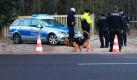 Nach dem Fund von drei Leichen suchen Polizisten und ein Fährtenhund auf dem Gelände des Schießstandes Hüttermühle in Genthin (Kreis Jerichower Land) Spuren. Bei den Toten handele es sich um eine Frau und zwei Männer.  Foto: dpa