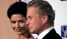 Zwischen ihnen liegen 25 Jahre. Als die Waliserin Catherine Zeta-Jones und der amerikanische Schauspieler Michael Douglas ihre Verlobung bekannt gaben, waren sich alle einig, dass die Ehe wegen des großen Altersunterschiedes nicht halten wird. 11 Jahre und eine schlimme Krebserkrankung ihres Mannes später, sind sie nach wie vor zusammen.  Foto: dapd