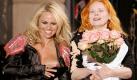 Ex-Baywatch-Nixe und Playboy-Urgestein Pamela Anderson (links) kennt sich mit Nacktheit aus. Der Busenblitzer auf einer Schau von Vivienne Westwood dürfte ihr daher nicht viel ausgemacht haben. Foto: ddp images/AP/FRANCOIS MORI