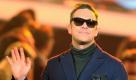 Robbie Williams muss hart an sich arbeiten
Vorspann:	
Text:	
Frankfurt/Main (dpa) - Robbie Williams (37), bekannt als Lebemann, hat etwas Bammel vor der Wiedervereinigungs-Tour mit Take That. 

«Das zwingt mich dazu, professioneller aufzutreten, als ich jemals zuvor war. Weil es jetzt neben mir noch vier Jungs gibt, die sich darauf verlassen, dass ich mich zusammenreiße und keinen Mist baue», sagte er der «Frankfurter Rundschau».

Aber er freue sich auch darauf, nicht mehr allein auf der Bühne zu stehen. Seine letzte Solo-Tournee sei «so anstrengend» gewesen, «weil sie so lang war. Ich bin einfach nicht dafür gemacht, mit drei Millionen Menschen allein fertig zu werden. Das ist zu viel für mich. Diese Verantwortung kann ich nicht alleine tragen.»

Nach 16 Jahren gehen Take That und Williams, der die Band einst im Streit verließ, wieder auf Tour. Auftakt der drei Deutschlandkonzerte ist Hamburg am 22. Juli.
Ressort:	Medien
Schlagworte:	Musik/Leute/ Foto: dpa