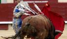 Torero Ivan Fandino inszeniert den blutigen Kampf in Castellon, Spanien, wie einen Tanz. Foto: Domenech Castello Foto: dpa