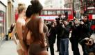 Models zeigen sich vor einer Filiale des Labels Marble Arch im Zentrum Londons mit Stücken aus der neuen Lingerie-Linie Nearly Naked. Foto: dapd