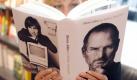 Das Buch über den verstorbenen Apple-Gründer Steve Jobs ist kurz nach Erscheinen das meistverkaufte Sachbuch in Deutschland geworden. Damit gelangte die von Walter Isaacson geschriebene autorisierte Biografie in dieser Woche von null auf eins der Sachbuch-Charts von media control, wie das Unternehmen in Baden-Baden mitteilte. Auch an zweiter Stelle der Hitliste taucht ein Neuling auf: In Zug um Zug diskutieren Altkanzler Helmut Schmidt und Ex-Finanzminister Peer Steinbrück aktuelle politische, wirtschaftliche und gesellschaftliche Themen. Foto: Britta Pedersen