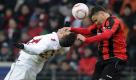 Ich sehe was, was du nicht siehst: den Ball. Frankfurts Aleksandar Vasoski (rechts) kämpft mit allen Haken und Ösen gegen den Mainzer Adam Szalai. Foto: dpa