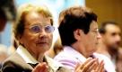 Herlind Kasner, die Mutter der Bundeskanzlerin, und die Laudatorin ihrer Kategorie, Rita Süssmuth (r), sitzen am Donnerstag (25.09.2008) im Rahmen der Preisverleihung 'Vorbild der Weiterbildung' zusammen. Kasner soll im Laufe der Veranstaltung den Preis in der 5. Kategorie 'Dozentin aus Leidenschaft - Leben für die Weiterbildung' erhalten. Die 80-Jährige unterrichtet seit 34 Jahren ohne Unterbrechung Fremdsprachen im brandenburgischen Templin. Foto: Rainer Jensen dpa/lbn +++(c) dpa - Bildfunk+++ Foto: dpa
