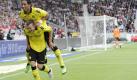 Dortmunder Huckepack zum Sieg gegen Stuttgart: Lucas Barrios auf den Schultern von Kevin Großkreutz. Foto: ddp