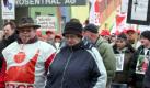 Mitarbeiter des Porzellanherstellers Rosenthal demonstrieren am Samstag (17.03.2007) in Selb vor den Werkstoren der Firma. Rosenthal hatte angekündigt, in der Fertigung an den oberfränkischen Standorten bis zu 380 Stellen zu streichen.
 Foto: dpa