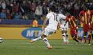 Landon Donovan (links) verwandelt einen Strafstoß zum 1:1. Gebannt schauen Ghanas Spieler zu. Foto: ap