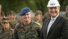Verteidigungsminister Franz-Josef Jung (CDU) hat sich mit seiner zurückhaltenden Informationspolitik zum Afghanistan-Einsatz der Bundeswehr keine Freunde gemacht. In Berlin wird gemunkelt, dass der jetzige Bundeswirtschaftsminister Karl-Theodor zuGuttenberg (CSU) gerne Verteidigungsminister werden würde. Foto: dpa