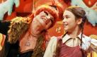 Die Schauspielerin Helga Piur (l) als Hexe, das Schauspielkind Lena Beyerling und ihr Bruder Laurin als Hänsel und Gretel singen am Freitag (09.11.2007) in Berlin bei der Aufzeichnung der MDR-Sendung 'Fröhliche Weihnachten mit Frank' in der winterlich geschmückten Dekoration. Die Sendung wird am 24.12. um 19.45 Uhr im MDR ausgestrahlt. Foto: Jens Kalaene dpa +++(c) dpa - Bildfunk+++ Foto: dpa
