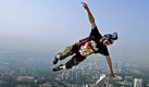 Ein Basejumper springt aus 380 Meter Höhe in Malaysia. Basejumping ist das Fallschirmspringen von Hochhäusern. An den jährlich stattfindenen Meisterschaften nehmen Basejumper aus 18 Ländern teil. Foto: dpa