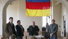 Auch in Deutschland gibt es Leute mit Hoheitsanspruch: Im Februar 2009 rief ein obskures Grüppchen in einem baufälligen Schloss in Brandenburg das Fürstentum Germania aus. Sie behaupteten, einen basisdemokratischen Kirchenstaat zu gründen. Tatsächlich waren es wohl Anhänger der Idee der kommissarischen Reichsregierung (KRR). Diese Gruppen behaupten, die Bundesrepublik sei illegal, das Deutsche Reich aber bestehe fort - mit ihnen als rechtmäßige Regierung. Das Treiben fand bald ein Ende: Im Mai 2009 räumte die Polizei das Schloss - hierzulande sind Unabhängigkeitserklärungen auf deutschem Staatsgebiet verboten. Foto: dpa