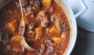 Lammtajine mit Pflaumen (4 P.): Je 1 TL Koriander- und Kreuzkümmelsamen im Mörser zerstoßen und in einer Schüssel mit 1/2 TL scharfem Paprika- und 1/2 TL Zimtpulver und 1 EL Olivenöl mischen. 800 g in mundgerechte Stücke geschnittenes Lammnackenfilet hineingeben und unterrühren, bis es vollständig von der Marinade überzogen ist. 1 EL Olivenöl in einem Schmortopf erhitzen und die Zwiebeln bei Mittelhitze so lange anschwitzen, bis sie weich und braun sind. Das Fleisch zugeben und bei größerer Hitze von allen Seiten anbräunen. 4 zerdrückte Knoblauchzehenzugeben und das Ganze weitere 2 Min. unter ständigem Rühren garen, danach 300 ml Lammbrühe und 400 g Tomaten aus der Dose zugeben und alles zugedeckt 1 Std. lang sanft köcheln lassen. 300 g in Würfel geschnittene Süßkartoffeln, 12 weiche entsteinte Backpflaumen, 2 TL Honig und einige Safranfäden zugeben und weitere 45 Min. köcheln lassen, bis das Lammfleisch ganz zart ist. Servieren Sie dazu Couscous. Foto: 2011, Auf Vorrat gekocht, Edition Styria / Tara Fisher