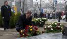 Bundespräsident Christian Wulff legt in Breslau (Polen) vor dem polnischen Staatspräsidenten Bronislaw Komorowski einen Kranz am Denkmal der ermordeten Lemberger Professoren ab, die ebenso wie Gelehrte aus Krakau Opfer der nationalsozialistischen Verfolgung wurden. Foto: dapd