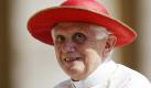 Pope Benedict XVI, wearing a Saturno hat, arrives for his general audience, in St. Peter's Square at the Vatican, Wednesday, Aug. 4, 2010. About 50,000 altar boys and altar girls coming from 17 countries gathered Wednesday in St. Peter Square at the Vatican to attend the audience. (AP Photo/Andrew Medichini) 

Zehntausende Messdiener besuchen den Papst (Bild geplant)
Vorspann: 	
Text: 	

   Rom (dpa) - Zehntausende Messdiener haben bei strahlendem Sonnenschein an der päpstlichen Generalaudienz in Rom teilgenommen. Das Treffen mit Papst Benedikt XVI. galt als Höhepunkt der zweitägigen Internationalen Ministrantenwallfahrt. Ein Meer von bunten Fahnen und Strohhüten begrüßte den Papst. Er fühle sich erinnert «an die Zeit, als ich selber Ministrant war», sagte Benedikt zu den Tausenden Jugendlichen.

Das katholische Kirchenoberhaupt war extra für das Treffen per Hubschrauber aus seiner Sommerresidenz Castel Gandolfo bei Rom angereist. Vor der sengenden Augusthitze schützte sich der Papst mit einem scharlachroten Kardinalshut, dem sogenannten «Galero».

Rund 53 000 Messdiener aus ganz Europa, Jugendliche zwischen 14 und 24 Jahren, waren in die Ewige Stadt geströmt. Die größte Delegation kam mit 45 000 Teilnehmern aus Deutschland, wie Radio Vatikan berichtete. Weitere Gruppen von «Minis», wie die Messdiener auch genannt werden - kamen aus der Schweiz, Österreich, Belgien, Litauen, Albanien, Luxemburg und der Ukraine.

Die Wallfahrt ist für die Kirche auch eine Werbeaktion. Eine Maßnahme gegen den wachsenden Priestermangel und die Schatten des Skandals um den Missbrauch von Kindern und Jugendlichen, wie der Vorsitzende der katholischen Deutschen Bischofskonferenz, der Freiburger Erzbischof Robert Zollitsch, schon am Sonntag sagte. Zollitsch war in Rom mit von der Partie. «Durch den Skandal ist ein ganzer Berufsstand beschädigt worden und bei so manchem in Misskredit geraten», sagte Zollitsch. Allein aus seinem Bistum wurden 11 000 junge Wallfahrer erwartet.

«Die Eucharistie (Abendmahl) ist das größte Geschenk, das Christus uns hinterlassen hat», sagte der Papst und rief die jungen Pilger auf, auch im Alltag für ihren Glauben einzutreten. Die Jugendlichen sollten selbst bereit sein, ihr Leben hinzugeben, sagte Benedikt in Anspielung auf den Märtyrer Tarcisius, der als Schutzheiliger der Ministranten gilt. Der Legende nach wurde Tarcisius im 3. Jahrhundert von Römern erschlagen, als er sich weigerte, ihnen das Abendmahl auszuliefern, das er kranken oder gefangenen Christen überbringen wollte.

Zur Feier des Tages segnete Benedikt eine von einem Schweizer Künstler für die Wallfahrt geschaffene Tarcisius-Statue. Die rund fünf Meter hohe und fünf Tonnen schwere Bronzefigur soll nach Abschluss des Treffens an der antiken Via Appia bei der Calixtus- Katakombe aufgestellt werden.

Der Präsident des organisierenden Internationalen Ministrantenbundes (CIM), der Basler Weihbischof Martin Gächter, überreichte dem Papst als Abzeichen des Treffens ein weißes Halstuch. Es sei «das einzige in Weiß und das einzige, das nicht getauscht werden darf», so Gächter, während sich der Papst das Tuch um den Hals legte. Alle Pilgergruppen trugen ein je nach Herkunftsland verschieden gefärbtes Halstuch. Das der deutschen Minis war vanillefarben. Die alle vier Jahre zelebrierte Ministrantenwallfahrt stand in diesem Jahr unter dem Leitwort «Aus der wahren Quelle trinken».
 Foto: ap