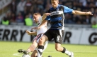 Der Bielefelder Giovanni Federico (r.) und Matthias Lehmann von St. Pauli kämpfen um den Ball. Foto: dpa