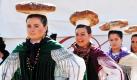 Zwanzig deutsche und internationale Tanzgruppen zeigen beim Erfurter Folklorefestival Danetzare ihr Können. Noch bis zum 10. Juli begegnen sich auf Straßen und Plätzen Erfurts Kulturen und Menschen aus ganz Europa. Hier führt die Gruppe Nosa Terra aus Pereiras einen spanischen Volkstanz vor. Foto: dpa