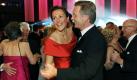 ... ist Christian Wulff in zweiter Ehe seit 2008 mit Bettina Körner verheiratet. Seine Scheidung von seiner erstenFrau hat seinem Image als Schwiegermutters Liebling keinen Abbruch getan. Mit seiner zweiten Frau, mit der er einen gemeinsamen Sohn hat, posiert er auch schon mal auf dem roten Teppich. Und ein Tänzchen wird er als Bundespräsident wohl künftig häufiger aufs Parkett legen müssen. Etwas ... Foto: dpa