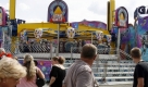 Auf dem deutsch-amerikanischen Volksfest in Berlin-Zehlendorf bleibt das Karussell Stargate am 8. August 2009 einfach stehen. Dumm nur, dass deshalb 16 Menschen 45 Minuten lang kopfüber  in 15 Metern Höhe hängen müssen. Die Ursache war vermutlich ein heiß gelaufener Elektromotor. Foto: dpa