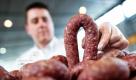 Die Kasseler Ahle Worscht hält ein Metzger in Stuttgart bei der Messe Slow Food in den Händen. Auf der Messe treffen sich jedes Jahr vier Tage lang Erzeuger, Vermittler und Verbraucher, um sich über Anbau, Vertrieb und Zubereitung erstklassiger Lebensmittel auszutauschen. Foto: dpa