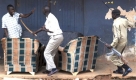 Ugandische Polizisten in Zivil schlagen einen Demonstranten. In der Hauptstadt Kampala randalierten Jugendliche vomVolk der Baganda. Foto: ap