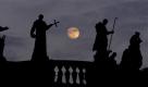 Dresden. Hinter den Sandsteinfiguren auf der äußeren Balustrade der katholischen Hofkirche in Dresden macht der Mond eine besonders gute Figur. Insgesamt 74 dieser 3,50 Meter großen Figuren, geschaffen von dem Italiener Lorenzo Mattielli um 1738, prägen die äußere Erscheinung der Kathedrale in der sächsischen Landeshauptstadt. Foto: dapd