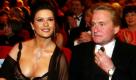 Dass Catherine Zeta-Jones kein Problem mit Nacktheit hat, demonstrierte sie jüngst bei einem Fotoshooting für das Magazin Allure. Laut Daily Mail sind dort Aufnahmen entstanden, auf denen sich die Hollywood-Schauspielerin nackt auf einem Bett räkelt. Foto: ddp