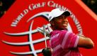 Der US-Amerikaner Tiger Woods ist kurz nach dem Abschlag vom achtzehnten Grün in der zweiten Runde des HSBC-Golfturniers in Shanghai gespannt, ob sein Schlag erfolgreich war. Den zweiten Tag des Turniers in China beendete Woods mit einer Platzierung auf dem neunten Rang.  Foto: dapd