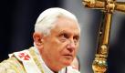 ARCHIV - Papst Benedikt XVI. feiert die Papst Drei-Königs-Messe im Petersdom (Archvfoto vom 06.01.2010). Der Vatikan hat nach Angaben der «New York Times» nichts gegen einen amerikanischen Priester unternommen, der bis zu 200 gehörlose Jungen sexuell missbraucht haben soll. Auch der damalige Kardinal Joseph Ratzinger und heutige Papst Benedikt XVI. sei untätig geblieben, obwohl gleich mehrere US-Bischöfe gewarnt hätten, dass die Angelegenheit die Kirche in eine peinliche Lage bringen könne, berichtetet die Zeitung am Mittwochabend (Ortszeit) im Internet. Im Mittelpunkt stand nach den Angaben der - 1998 gestorbene - Priester Lawrence Murphy, der von 1950 bis 1974 in einer bekannten Schule für gehörlose Kinder gearbeitet habe. EPA/CLAUDIO ONORATI (zu dpa 0055) +++(c) dpa - Bildfunk+++ Foto: dpa