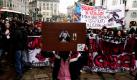 Ein Student hält ein Plakat mit der Aufschrift: Hands off school! Booting out the Rais is possible während eines Protestes gegen Sylvio Berlusconi in die Höhe. Die Proteste richteten sich gegen die umstrittenen Äußerungen Berlusconis zum Missverhältnis der öffentlichen Bildung an italienischen Schulen. Foto: dpa